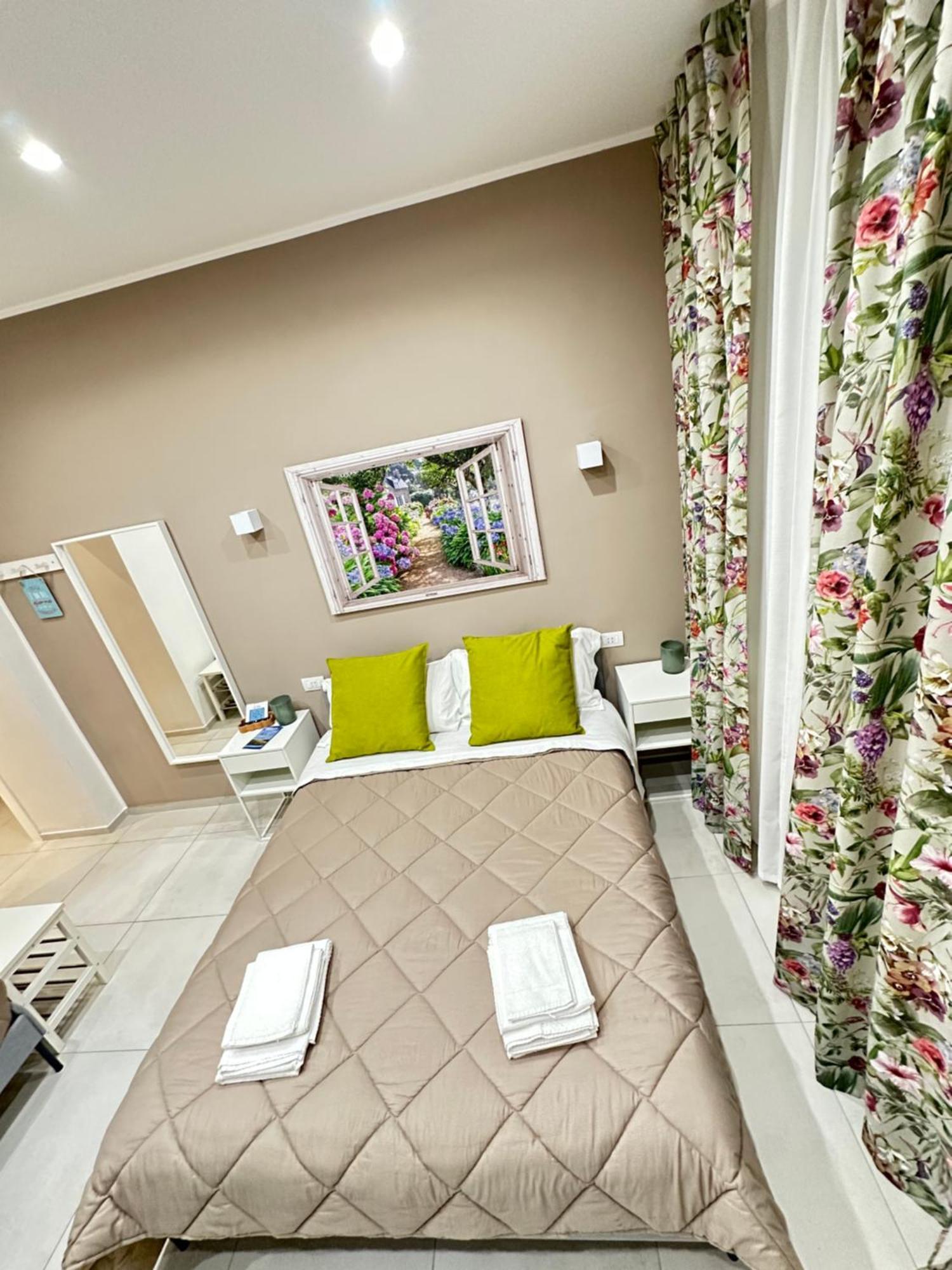 Hotel Di Passaggio à Bari Extérieur photo